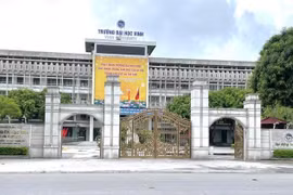 Tạm đình chỉ một cán bộ tại Đại học Vinh để làm rõ tố cáo 'gạ gẫm' nữ sinh