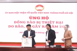 Cơ quan Ủy ban MTTQ Việt Nam thành phố Hà Nội ủng hộ đồng bào bị thiệt hại do bão, lũ
