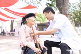 Hà Nội: Hơn 6.600 dân xã đảo Minh Châu được khám sức khỏe miễn phí