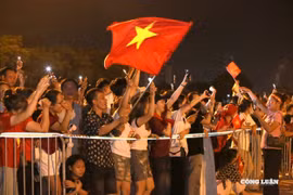 Hà Nội rộn ràng trong đêm không ngủ, chờ đón đoàn xe diễu binh A80 tiến về Quảng trường Ba Đình