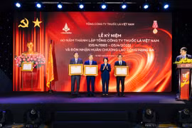 Vinataba đón nhận Huân chương Lao động hạng Ba nhân dịp kỷ niệm 40 năm ngày thành lập Tổng công ty