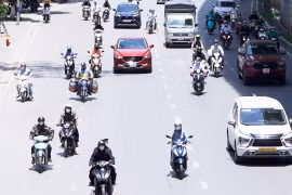 Hà Nội nắng nóng như 'đổ lửa', người dân chật vật chống chọi