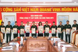 Báo Nhân Dân trao tặng báo Xuân đến cán bộ, chiến sĩ Bộ đội Biên phòng