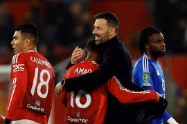 HLV Van Nistelrooy tái ngộ Man U