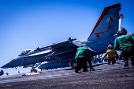 Thêm một chiến đấu cơ F-18 của Mỹ rơi xuống Biển Đỏ