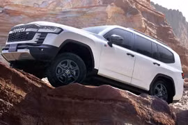 Hé lộ Toyota Land Cruiser 300 mới 2026: Màn hình gần gấp đôi, thêm công nghệ, ADAS trang bị tiêu chuẩn