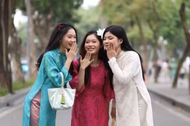 Giới trẻ Hà Nội rộn ràng trong tà áo dài Tết từ rất sớm