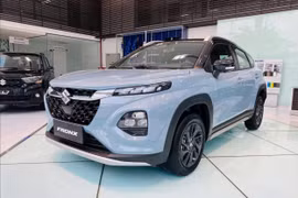Suzuki Fronx giảm giá liên tiếp xuống thấp hơn đối thủ