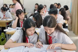 Chuyển đổi số ì ạch khiến hồ sơ, sổ sách ‘nuốt chửng’ giáo viên