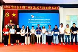 Hội Nhà báo tỉnh Gia Lai trao giấy chứng nhận kỹ năng làm phim tài liệu truyền hình cho hội viên