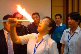 Công ty Trung Quốc ép nhân viên ăn lửa để 'vượt qua nỗi sợ hãi'