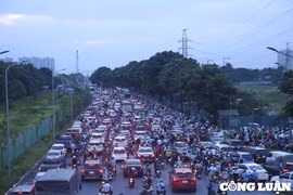 Hà Nội: Phương tiện lưu thông một chiều trên đường gom Đại lộ Thăng Long