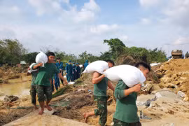 Gia Lai: Hơn 100 cán bộ, chiến sỹ miệt mài vác cát vá đê bị lũ phá tan trước cơn bão số 15