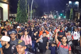 Lượng người vượt biên vào Mỹ giảm kỷ lục sau khi ông Trump siết chặt nhập cư