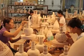 Gốm Bát Tràng 'hội nhập' - 'cầu nối' văn hóa Việt với thế giới