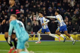 Mitoma tiếp tục gieo ác mộng cho Chelsea