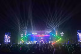 Khán giả và nghệ sĩ đội mưa cháy hết mình tại concert 'Anh trai vượt ngàn chông gai'