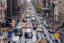 Thành phố New York bắt đầu tính phí tắc đường bất chấp sự phản đối
