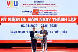Hanwha Life Việt Nam trao học bổng, tiếp ước mơ cho sinh viên tại Đà Nẵng