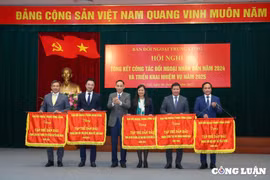 Hội Nhà báo Việt Nam nhận cờ thi đua dành cho tập thể dẫn đầu trong công tác đối ngoại nhân dân