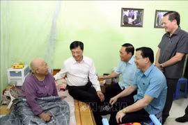 Chủ nhiệm Ủy ban Kiểm tra Trung ương Nguyễn Duy Ngọc thăm hỏi người có công tỉnh Lạng Sơn