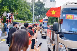 Người dân nghẹn ngào, xúc động khi chia tay các khối diễu binh sau lễ kỷ niệm 80 năm Quốc khánh