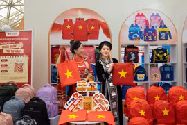 2.000 “túi tự hào” in quốc kỳ đến tay người dân trong ngày khai mạc triển lãm 80 năm Độc lập – Tự do – Hạnh phúc