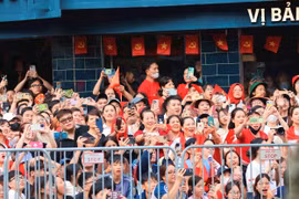 Người dân hào hứng chào đón,  cổ vũ các đoàn tổng duyệt diễu binh, diễu hành kỷ niệm 80 năm Quốc khánh
