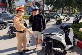 Hà Nội: CSGT xử lý hàng trăm trường hợp che biển số, dùng điện thoại khi lái xe