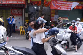 Phụ huynh Hà Nội tiếp sức cho con em vượt kỳ thi vào lớp 10 THPT