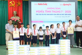 Báo Kinh tế & Đô thị - Báo Quảng Trị trao 150 phần quà cho gia đình cách mạng, học sinh có hoàn cảnh khó khăn