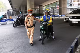 Xe ôm công nghệ vi phạm tràn lan giờ cao điểm ở Hà Nội