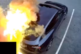 Bộ chuyển sạc xe điện phát nổ ngay sau khi cắm vào chiếc Tesla