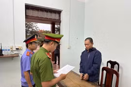 Cuồng ghen vì vợ đòi ly hôn, gã chồng chém vợ gây thương tích nặng rồi tự tử nhưng bất thành
