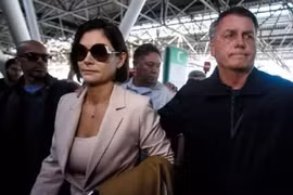 Bị cấm xuất cảnh, cựu Tổng thống Brazil tiễn vợ tới dự lễ nhậm chức của ông Trump