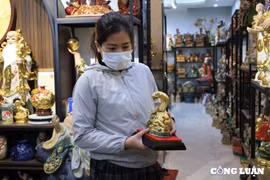 Chiêm ngưỡng linh vật rắn dát vàng ở làng gốm Bát Tràng