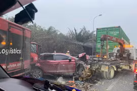 4 ô tô tông nhau liên hoàn trên đường Đại lộ Thăng Long