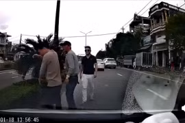 Người đàn ông lái ô tô chặn đường, hành hung tài xế xe khác tại TP Huế