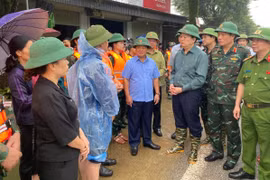 Đảm bảo lương thực, thực phẩm, thuốc men cho bà con vùng bị cô lập do mưa lũ