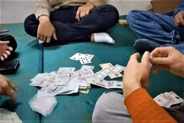 Sát phạt trên chiếu bạc, 4 nhân viên y tế và điện lực bị khởi tố