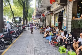 TP.HCM: Tạm dừng cấp phép kinh doanh vỉa hè, chuẩn bị đề án quản lý mới
