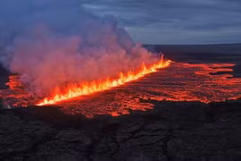Video núi lửa Iceland phun trào, dung nham rực cháy lan đến khu nghỉ dưỡng