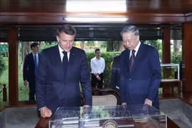 Tổng Bí thư Tô Lâm và Tổng thống Pháp thăm Khu di tích Chủ tịch Hồ Chí Minh tại Phủ Chủ tịch