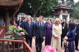 Tổng Bí thư Tô Lâm và Tổng thống Pháp thăm Văn Miếu - Quốc Tử Giám