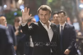Tổng thống Pháp Emmanuel Macron và Phu nhân dạo phố cổ Hà Nội
