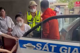 Cảnh sát dùng xe đặc chủng, đưa phụ nữ bị vỡ ối giữa đường đến bệnh viện