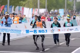 Trung Quốc cho robot thi chạy bán marathon với con người