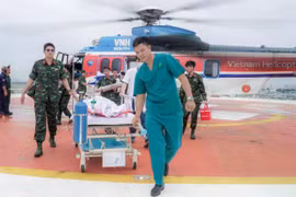 Trực thăng vượt bão cứu công nhân nguy kịch ở đảo Thuyền Chài
