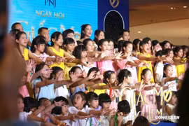 100 bé gái hoàn cảnh đặc biệt tỏa sáng trên sân khấu “Giấc mơ Lọ Lem”
