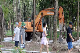 Người dân phớt lờ biển cấm để tập thể dục giữa công viên